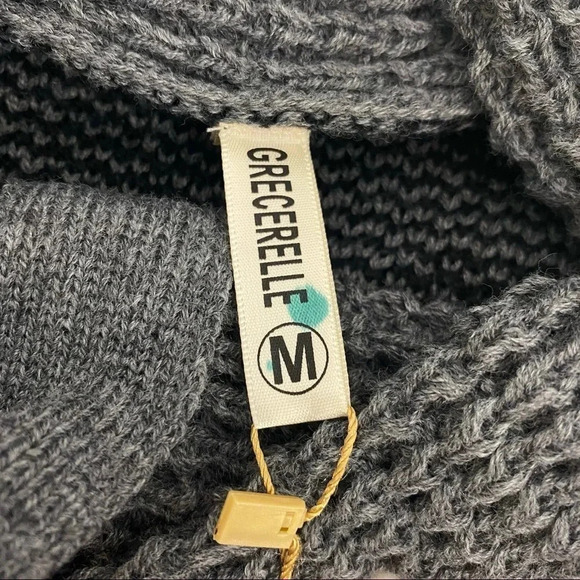 NWT Grecerelle Sweater Gray Cheetah Cowl Neck Asymmetric Button Tulip Hem Size M - Picture 5 of 9